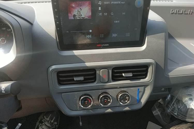 Used Wuling Yangguang 2026 Model, 330km Bus Comfort Edition Audio And AC Panel