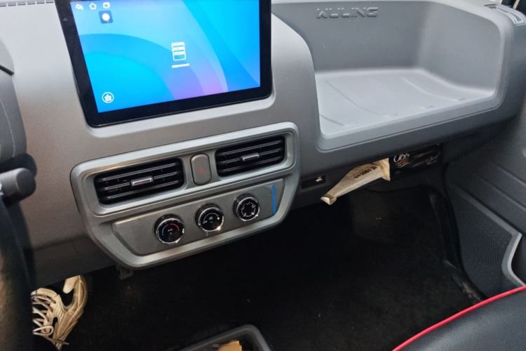 Used Wuling Yangguang 2026 Model, 440km Bus Comfort Edition, 6 Seats Audio And AC Panel