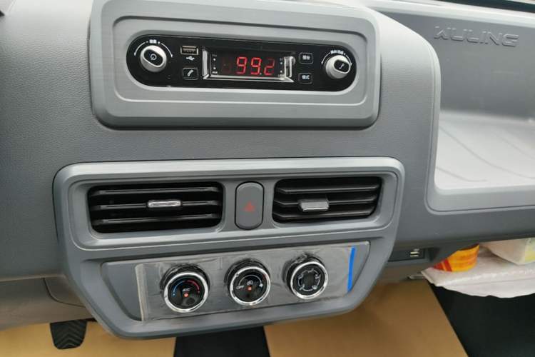 Used Wuling Yangguang 2026 Model, 300km Window-Sealed Comfort Edition Audio And AC Panel