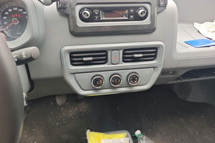 Used Wuling Yangguang 2026 Model, 440km Bus Comfort Edition, 6 Seats Audio And AC Panel