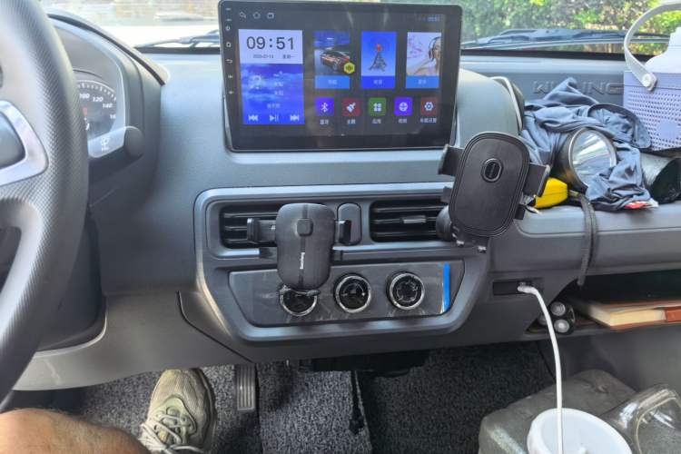 Used Wuling Yangguang 2026 Model, 440km Bus Comfort Edition, 6 Seats Audio And AC Panel