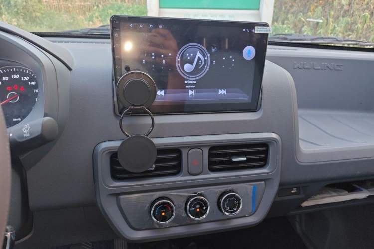Used Wuling Yangguang 2026 Model, 440km Bus Comfort Edition, 6 Seats Audio And AC Panel
