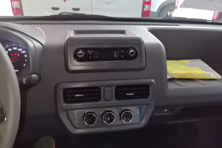 Used Wuling Yangguang 2026 Model, 330km Bus Comfort Edition Audio And AC Panel