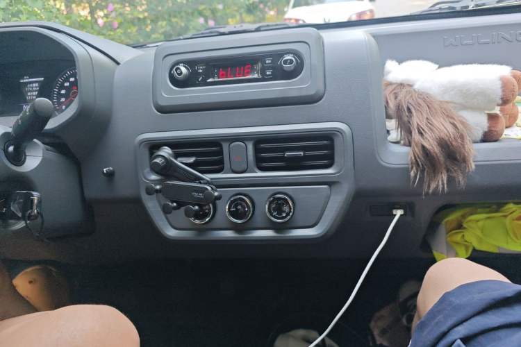 Used Wuling Yangguang 2026 Model, 440km Bus Comfort Edition, 6 Seats Audio And AC Panel