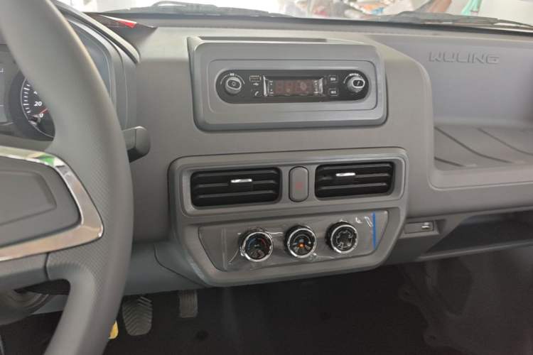 Used Wuling Yangguang 2026 Model, 440km Bus Comfort Edition, 6 Seats Audio And AC Panel