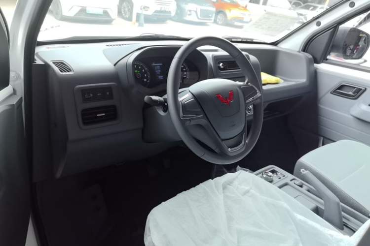 Used Wuling Yangguang 2026 Model, 330km Bus Comfort Edition Center Console