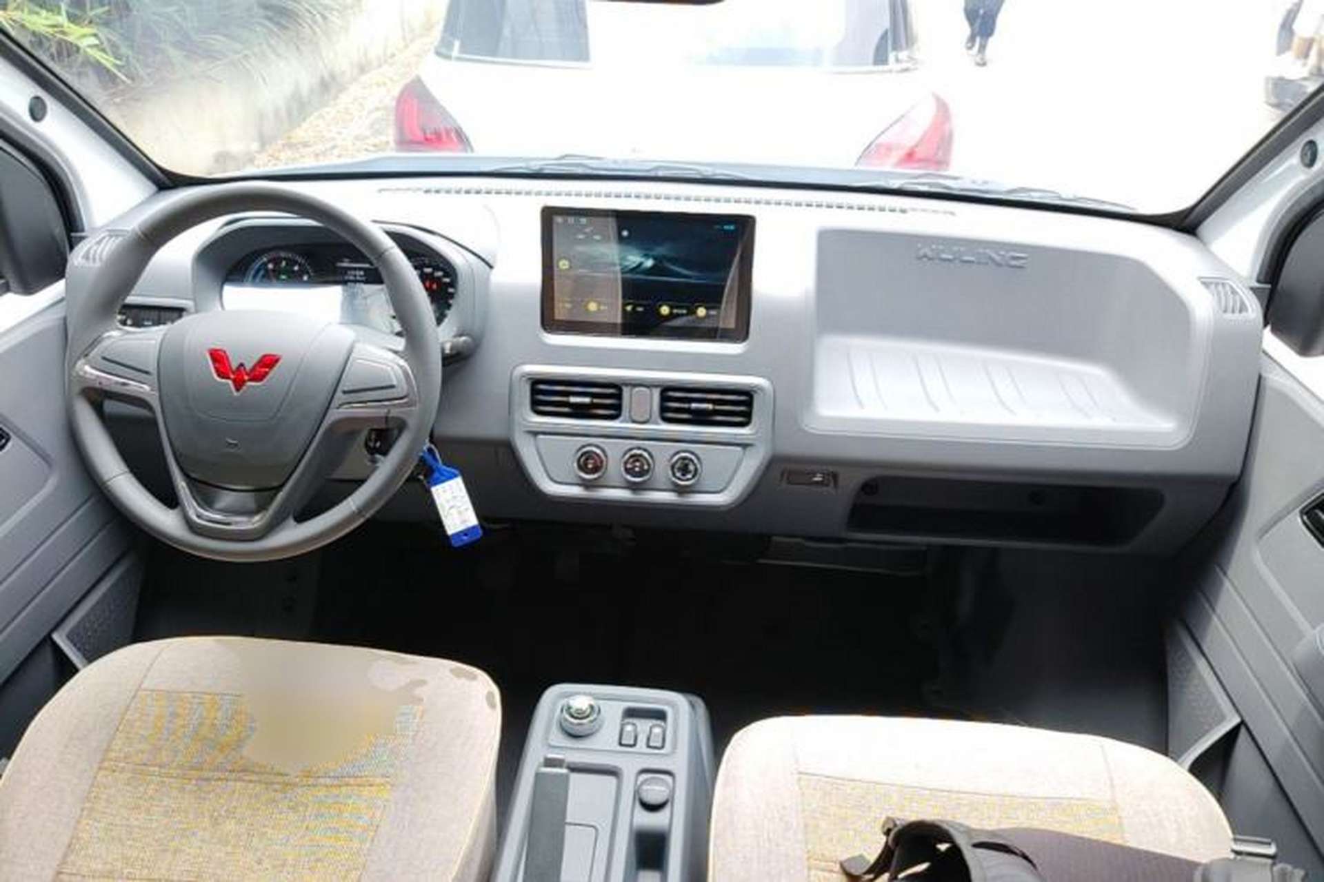 Used Wuling Yangguang 2026 Model, 330km Bus Comfort Edition Center Console