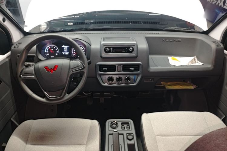 Used Wuling Yangguang 2026 Model, 330km Bus Comfort Edition Center Console