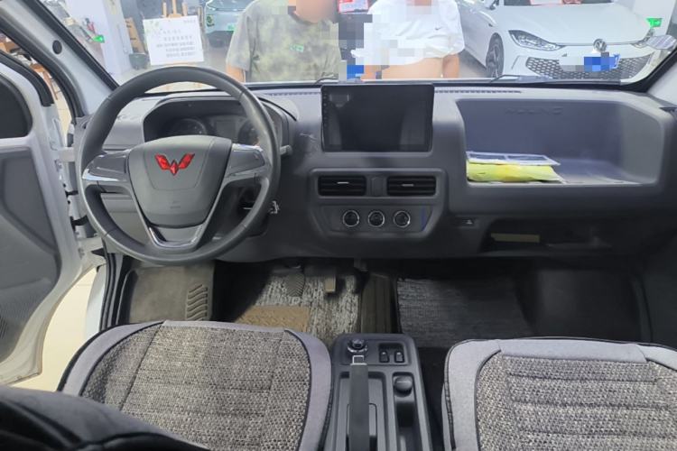 Used Wuling Yangguang 2026 Model, 330km Bus Comfort Edition Center Console