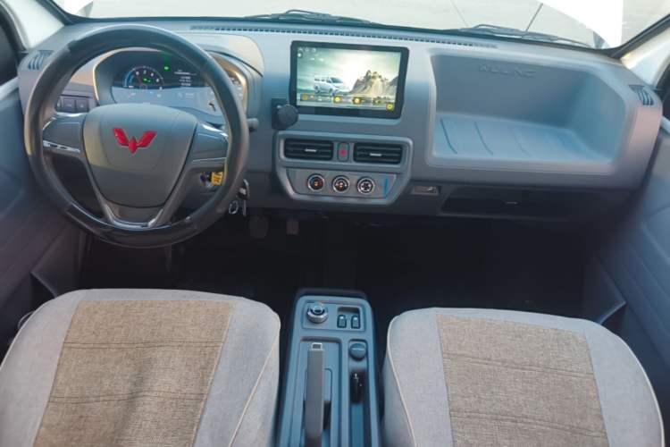 Used Wuling Yangguang 2026 Model, 440km Bus Comfort Edition, 6 Seats Center Console