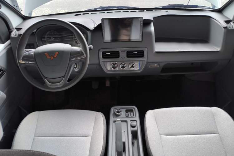 Used Wuling Yangguang 2026 Model, 440km Bus Comfort Edition, 6 Seats Center Console
