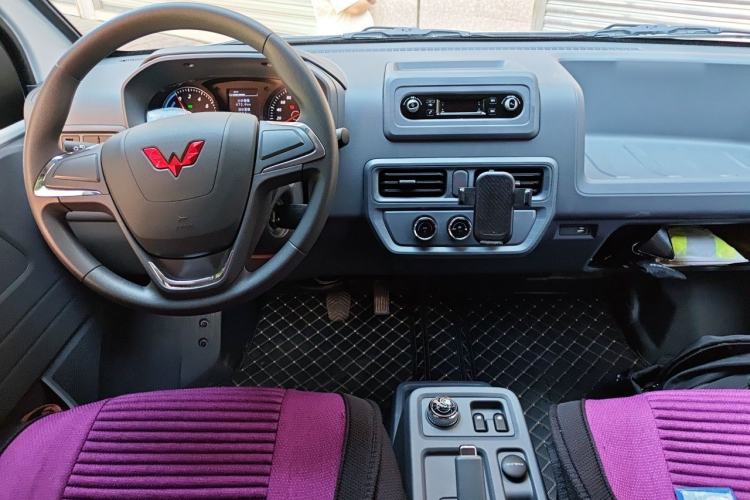 Used Wuling Yangguang 2026 Model, 440km Bus Comfort Edition, 6 Seats Center Console