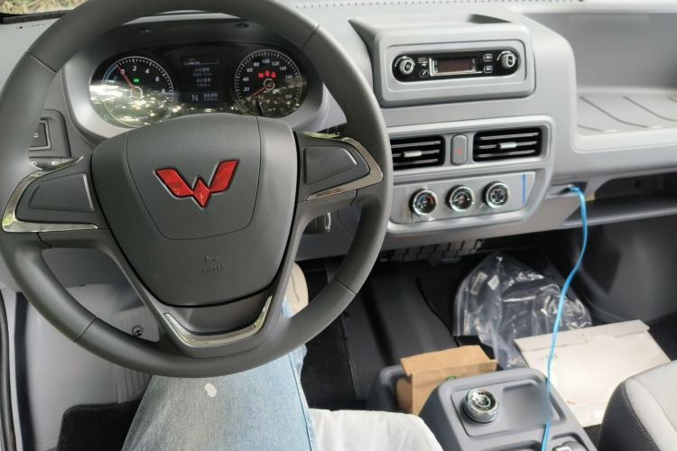 Used Wuling Yangguang 2026 Model, 440km Bus Comfort Edition, 6 Seats Center Console