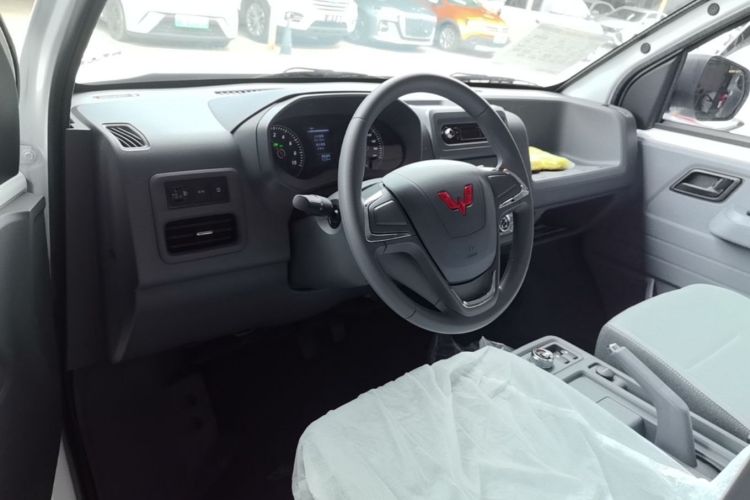 Used Wuling Yangguang 2026 Model, 330km Bus Comfort Edition Center Console