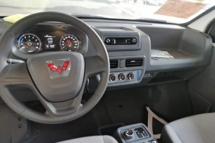 Used Wuling Yangguang 2026 Model, 300km Window-Sealed Practical Edition Center Console