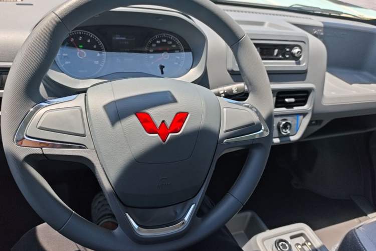 Used Wuling Yangguang 2026 Model, 440km Bus Comfort Edition, 6 Seats Center Console