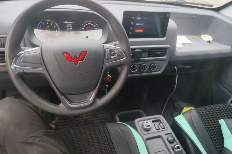 Used Wuling Yangguang 2026 Model, 300km Window-Sealed Comfort Edition Center Console