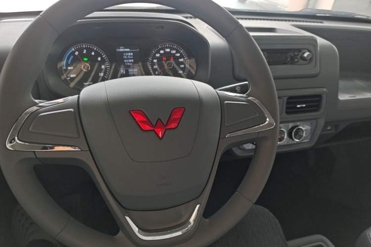 Used Wuling Yangguang 2026 Model, 440km Bus Comfort Edition, 6 Seats Center Console