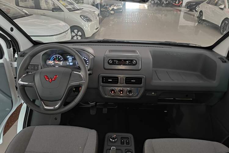 Used Wuling Yangguang 2026 Model, 440km Bus Comfort Edition, 6 Seats Center Console