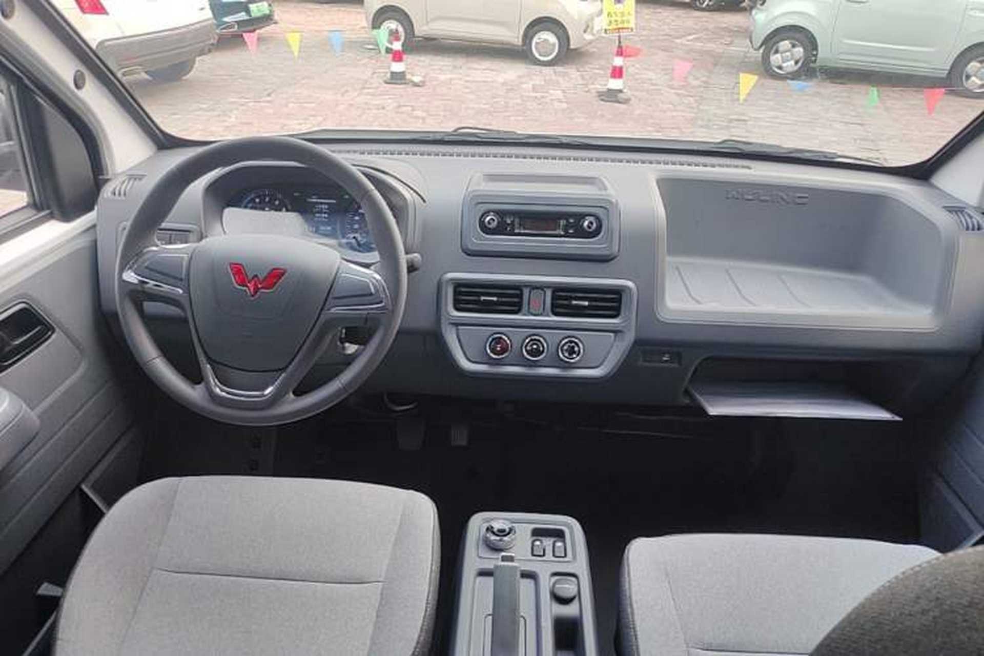 Used Wuling Yangguang 2026 Model, 440km Bus Comfort Edition, 6 Seats Center Console