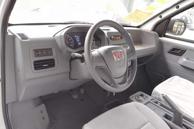 Used Wuling Yangguang 2026 Model, 300km Window-Sealed Practical Edition Center Console