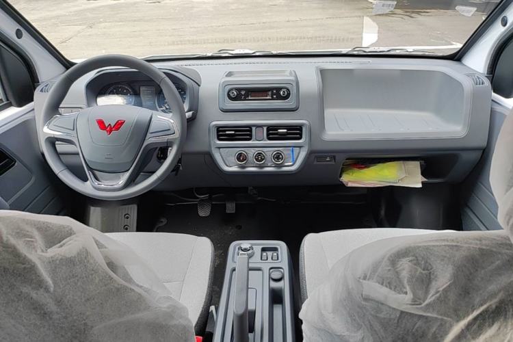 Used Wuling Yangguang 2026 Model, 330km Bus Comfort Edition Center Console