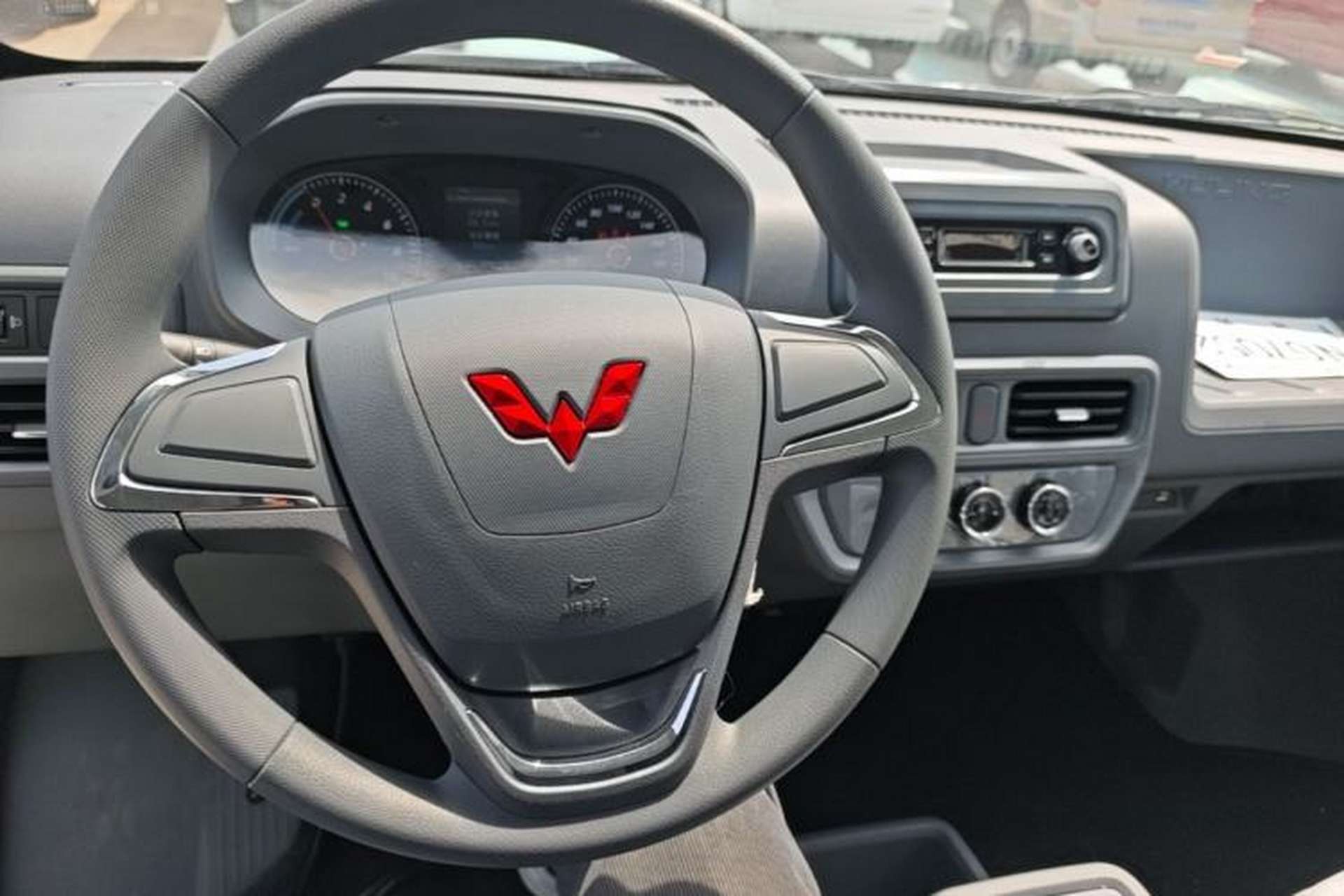 Used Wuling Yangguang 2026 Model, 440km Bus Comfort Edition, 6 Seats Center Console