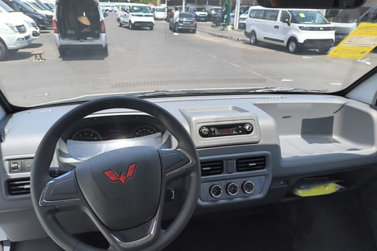 Used Wuling Yangguang 2026 Model, 330km Bus Comfort Edition Center Console
