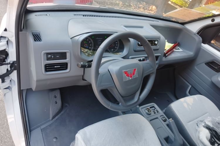 Used Wuling Yangguang 2026 Model, 300km Window-Sealed Practical Edition Center Console