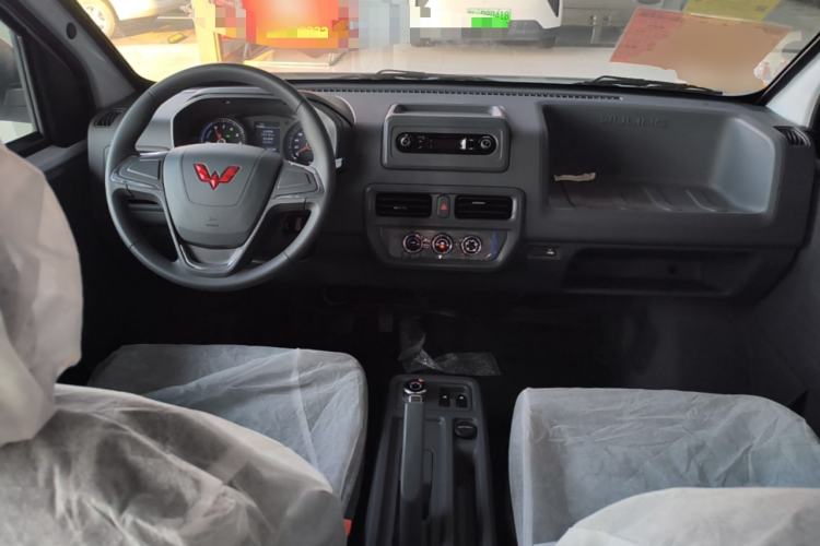 Used Wuling Yangguang 2026 Model, 330km Bus Comfort Edition Center Console