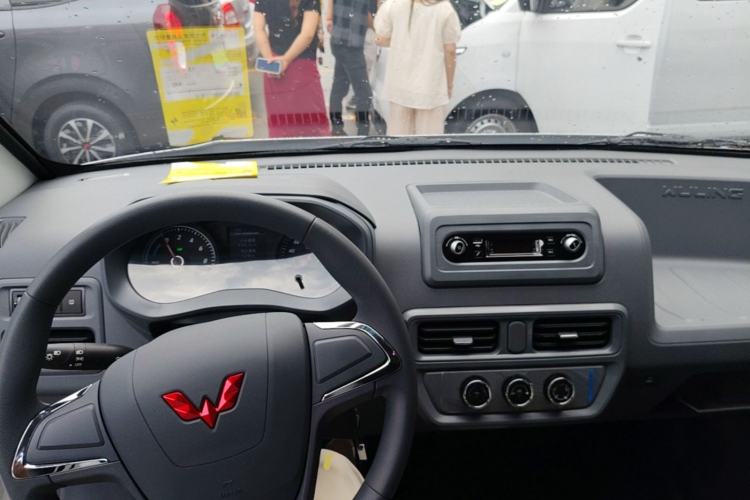 Used Wuling Yangguang 2026 Model, 440km Bus Comfort Edition, 6 Seats Center Console
