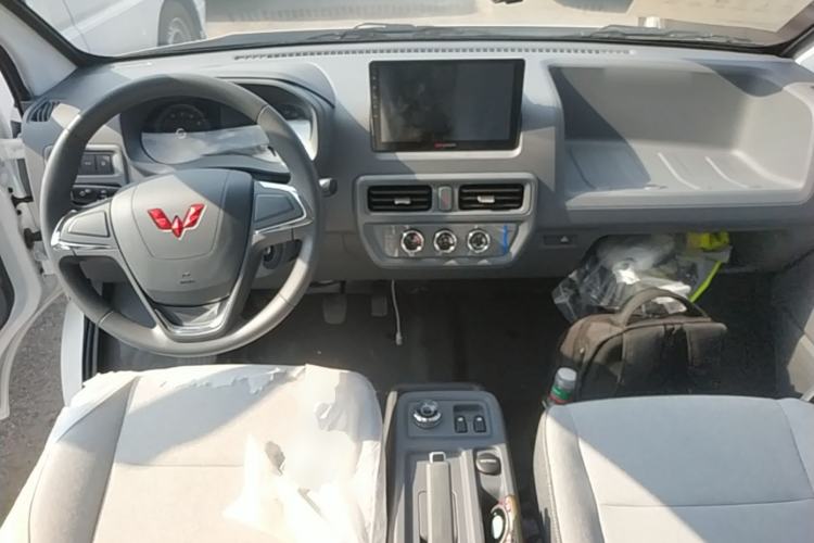 Used Wuling Yangguang 2026 Model, 330km Bus Comfort Edition Center Console