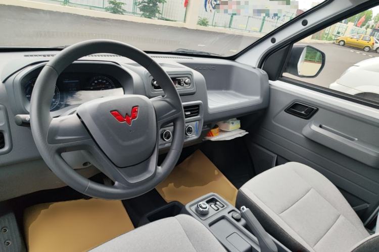 Used Wuling Yangguang 2026 Model, 300km Window-Sealed Comfort Edition Center Console