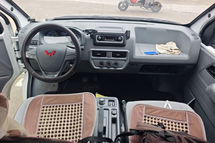 Used Wuling Yangguang 2026 Model, 440km Bus Comfort Edition, 6 Seats Center Console