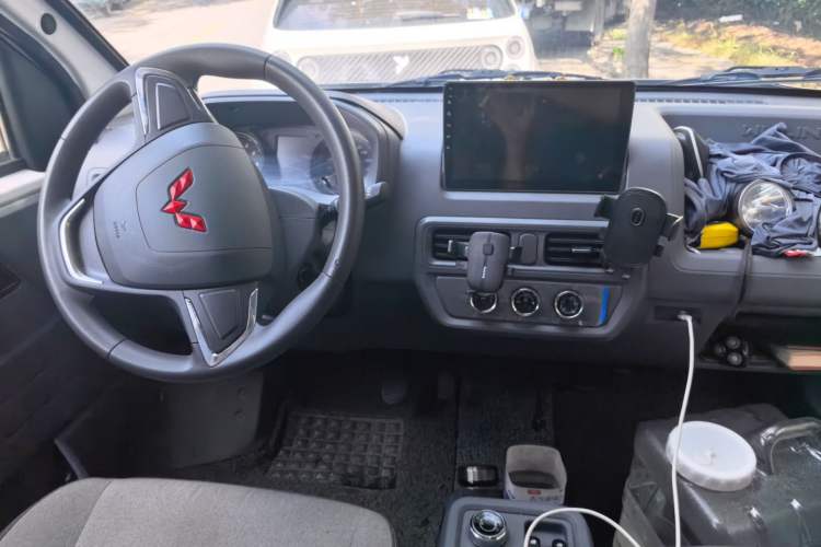 Used Wuling Yangguang 2026 Model, 440km Bus Comfort Edition, 6 Seats Center Console