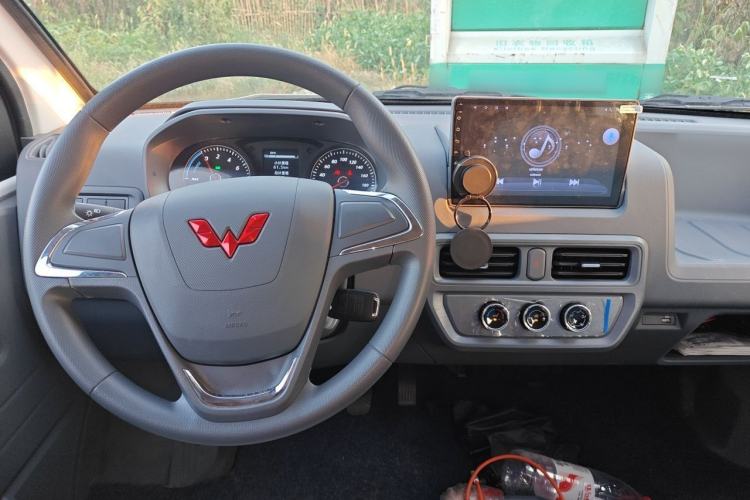 Used Wuling Yangguang 2026 Model, 440km Bus Comfort Edition, 6 Seats Center Console