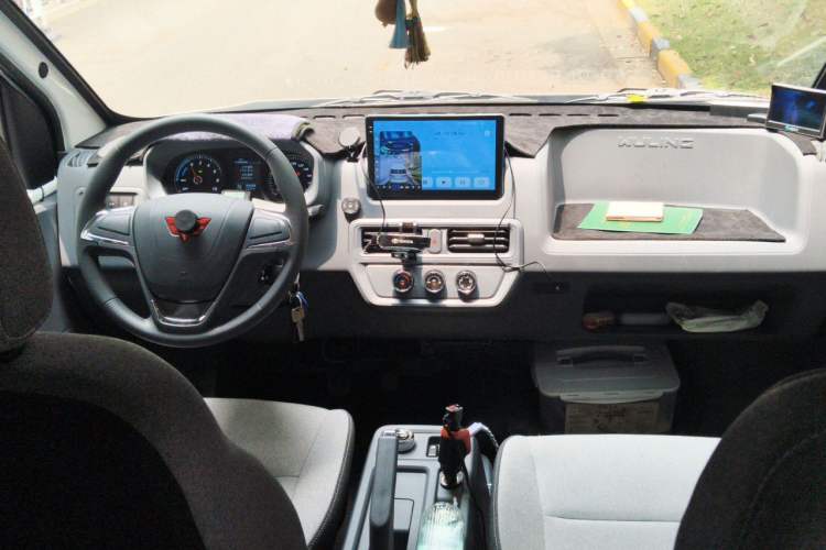 Used Wuling Yangguang 2026 Model, 340km Bus CATL Custom Edition Center Console