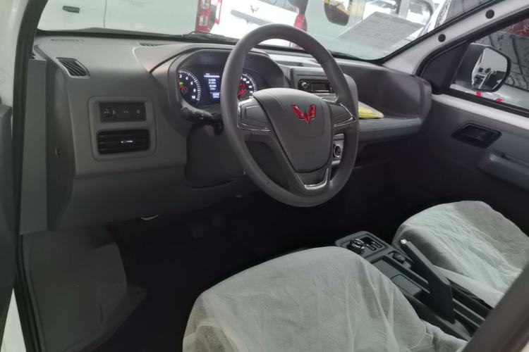 Used Wuling Yangguang 2026 Model, 330km Bus Comfort Edition Center Console