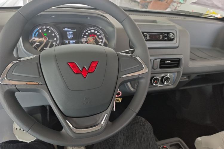 Used Wuling Yangguang 2026 Model, 440km Bus Comfort Edition, 6 Seats Center Console