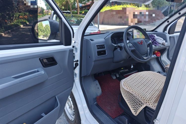 Used Wuling Yangguang 2026 Model, 440km Bus Comfort Edition, 6 Seats Driver Seat