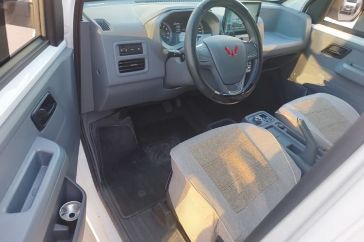 Used Wuling Yangguang 2026 Model, 440km Bus Comfort Edition, 6 Seats Driver Seat