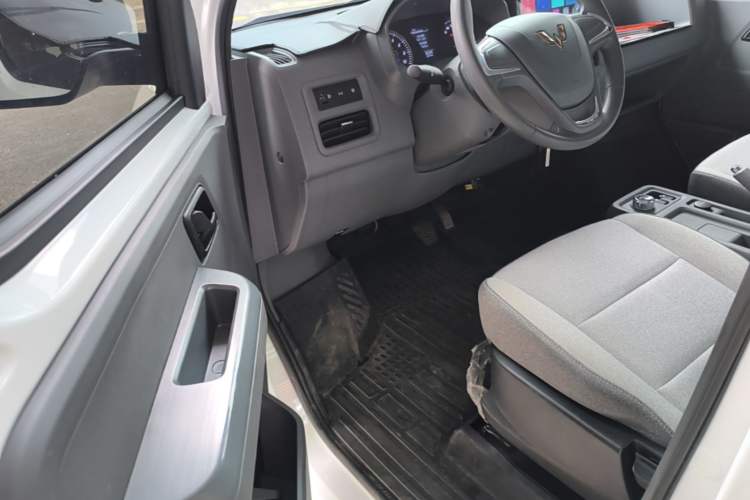 Used Wuling Yangguang 2026 Model, 440km Bus Comfort Edition, 6 Seats Driver Seat