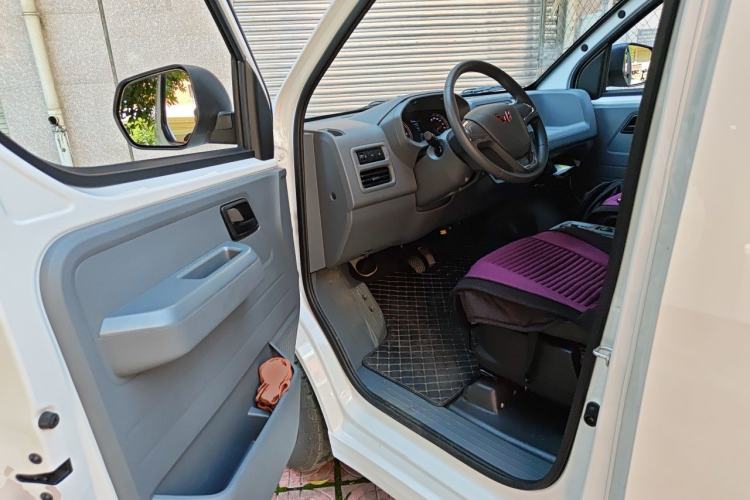 Used Wuling Yangguang 2026 Model, 440km Bus Comfort Edition, 6 Seats Driver Seat