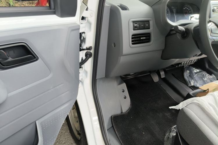 Used Wuling Yangguang 2026 Model, 440km Bus Comfort Edition, 6 Seats Driver Seat