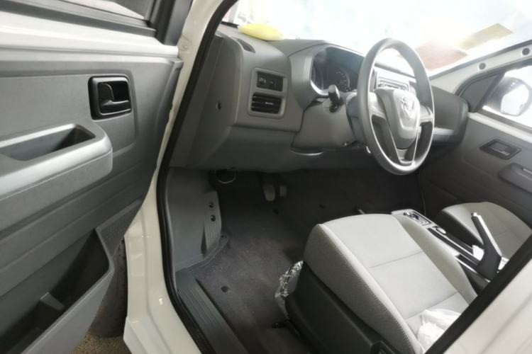 Used Wuling Yangguang 2026 Model, 300km Window-Sealed Practical Edition Driver Seat