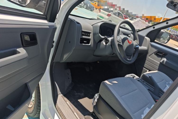 Used Wuling Yangguang 2026 Model, 440km Bus Comfort Edition, 6 Seats Driver Seat