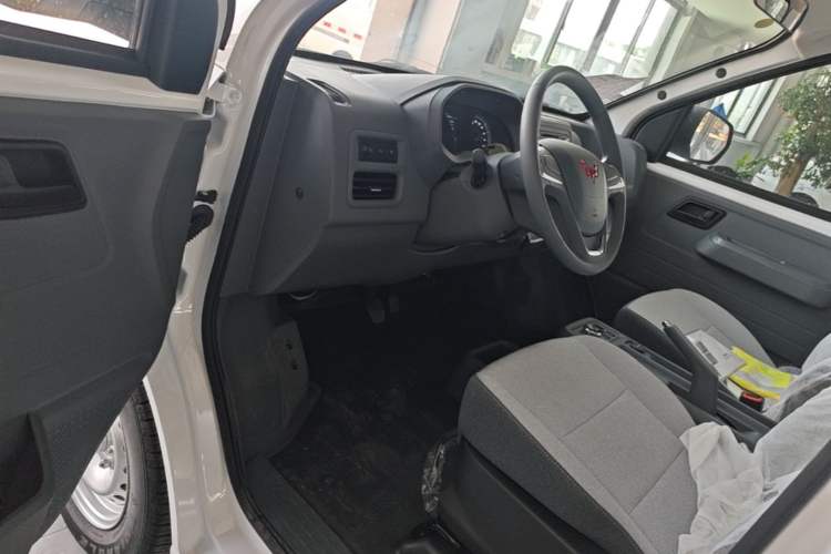 Used Wuling Yangguang 2026 Model, 440km Bus Comfort Edition, 6 Seats Driver Seat
