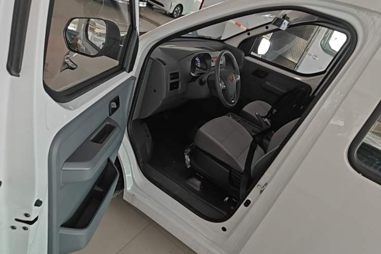 Used Wuling Yangguang 2026 Model, 440km Bus Comfort Edition, 6 Seats Driver Seat