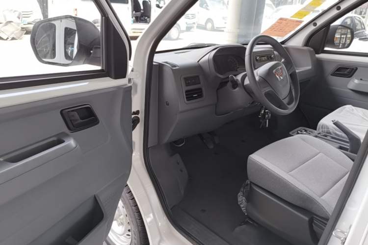 Used Wuling Yangguang 2026 Model, 300km Window-Sealed Practical Edition Driver Seat