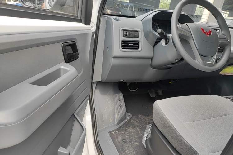 Used Wuling Yangguang 2026 Model, 330km Bus Comfort Edition Driver Seat
